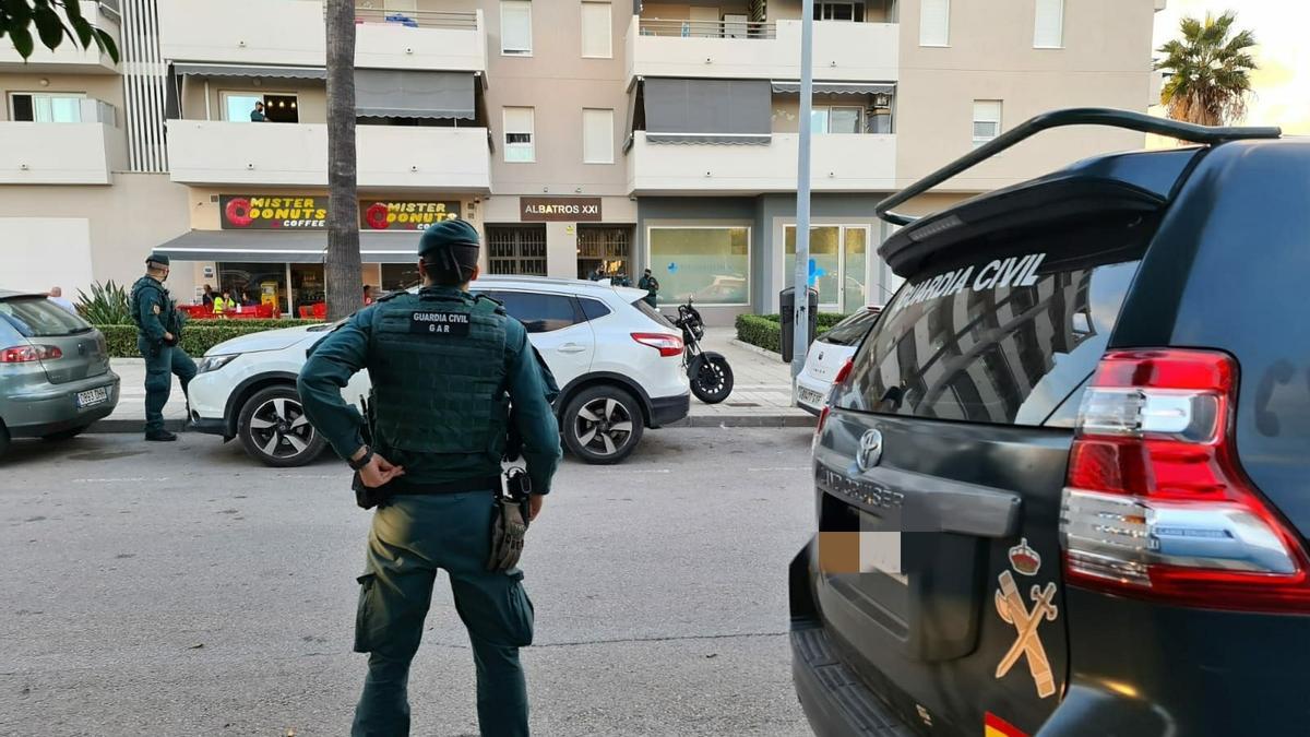 Un agente de la Guardia Civil en la operación de lucha contra el narcotráfico.