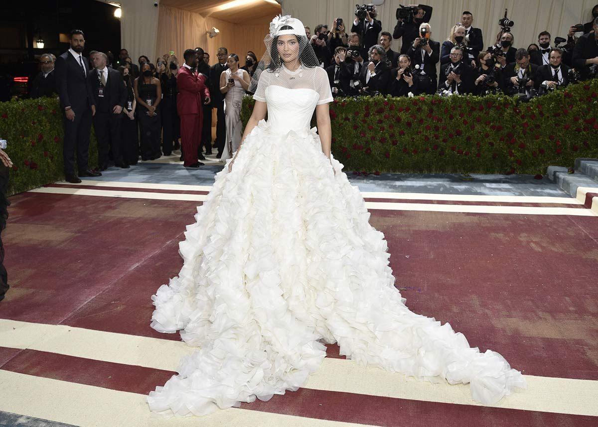 Kylie Jenner apostó por un original vestido de novia