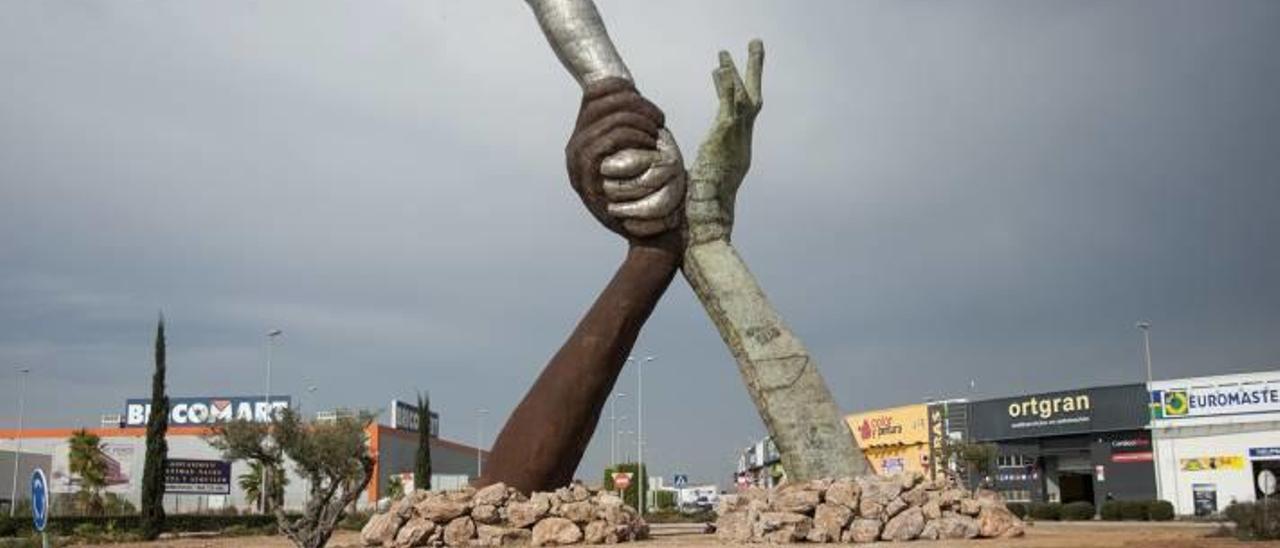 La escultura derribada por el viento permanece en la ronda Sur sin estar finalizada su restauración.