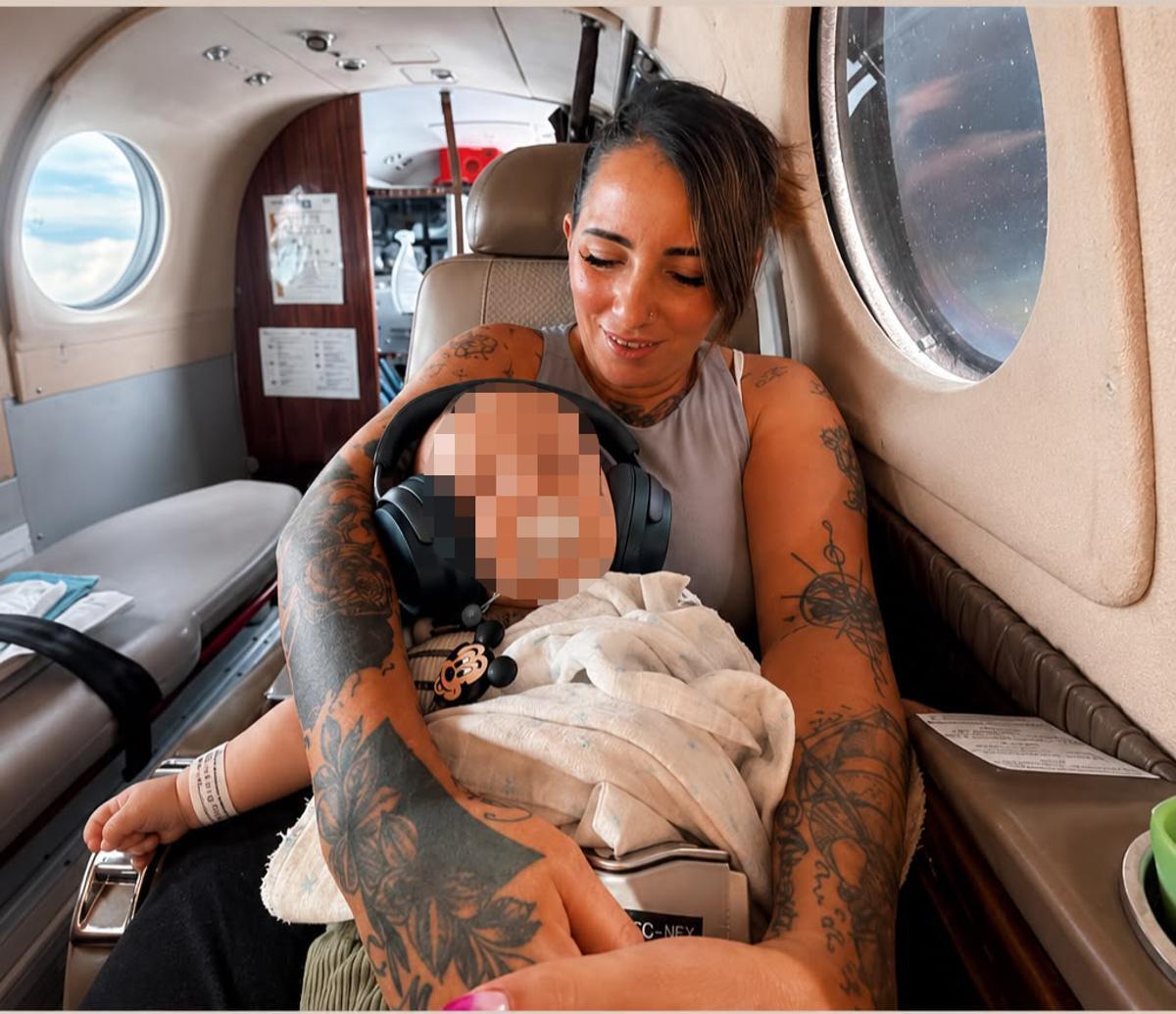 Desirée Asencio junto a su bebé.