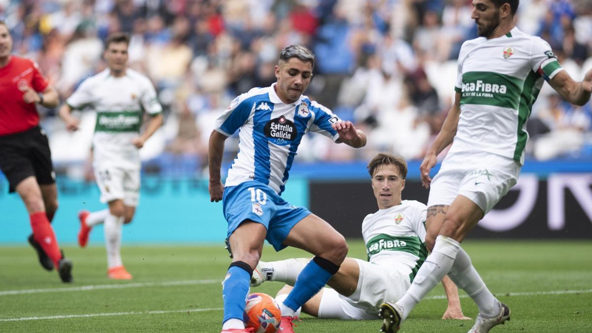 Yeremay recorta ante un jugador del Elche.