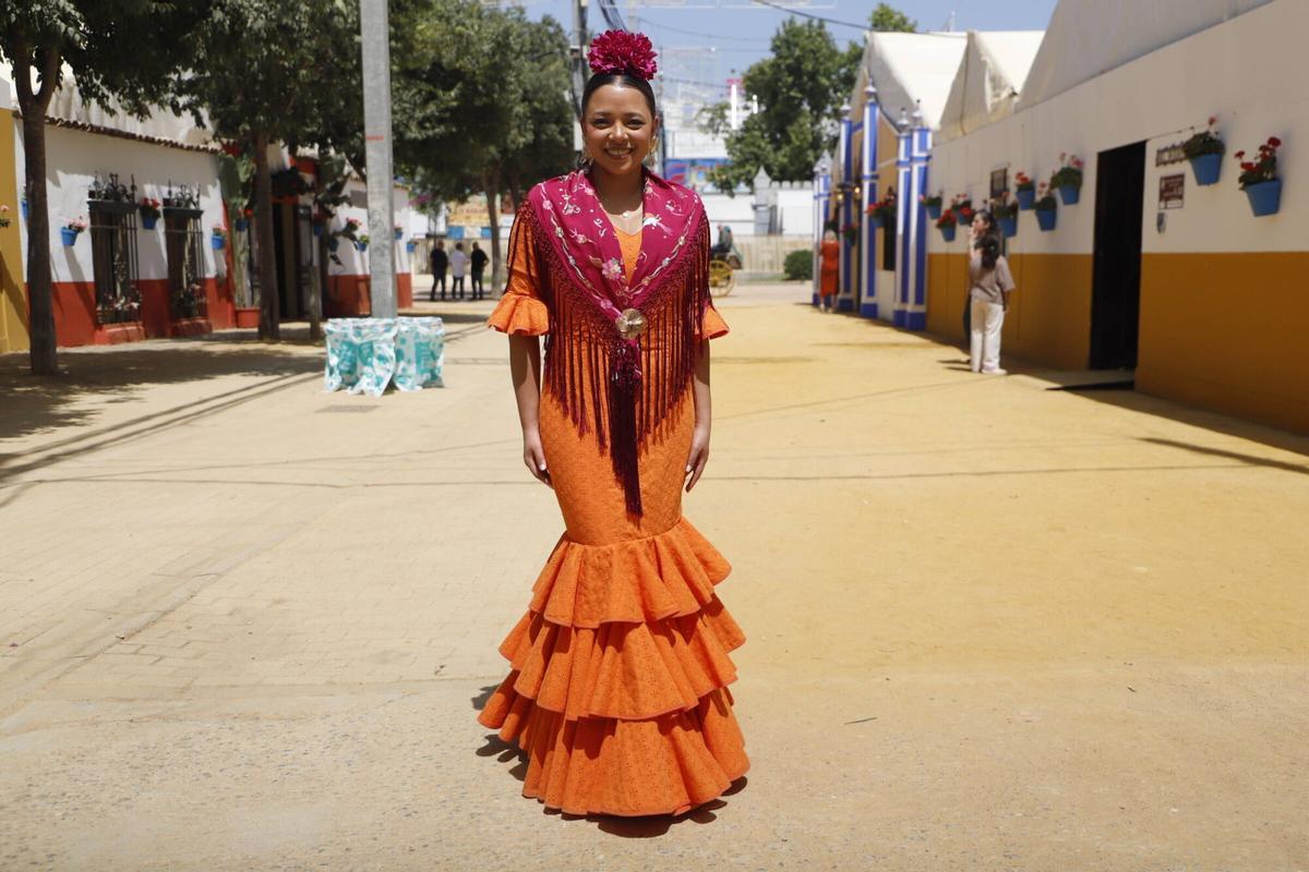 Cordobesas y visitantes lucen sus trajes de gitana en El Arenal