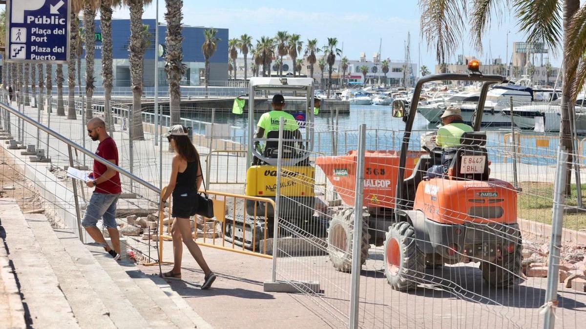 Obras en el entorno de la explanada del puerto, donde se sitúa la oficina de turismo