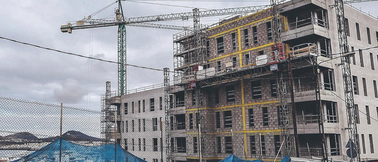 Edificio de viviendas en construcción en la capital grancanaria.