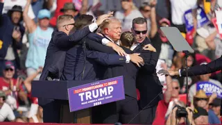 Donald Trump, ferit lleu de bala en un atemptat durant un míting