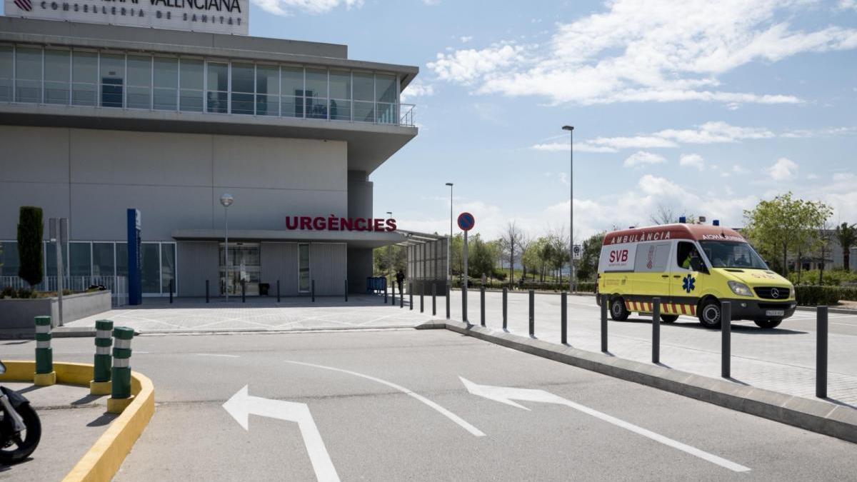 Una ambulancia sale del servicio de urgencias del hospital de Gandia