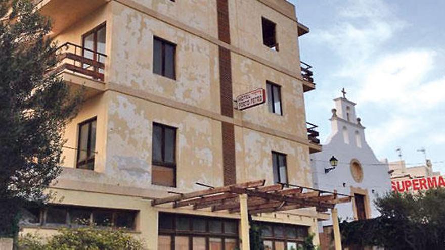 Aspecto actual del abandonado hotel Porto Petro, junto a la pequeña iglesia del núcleo costero.