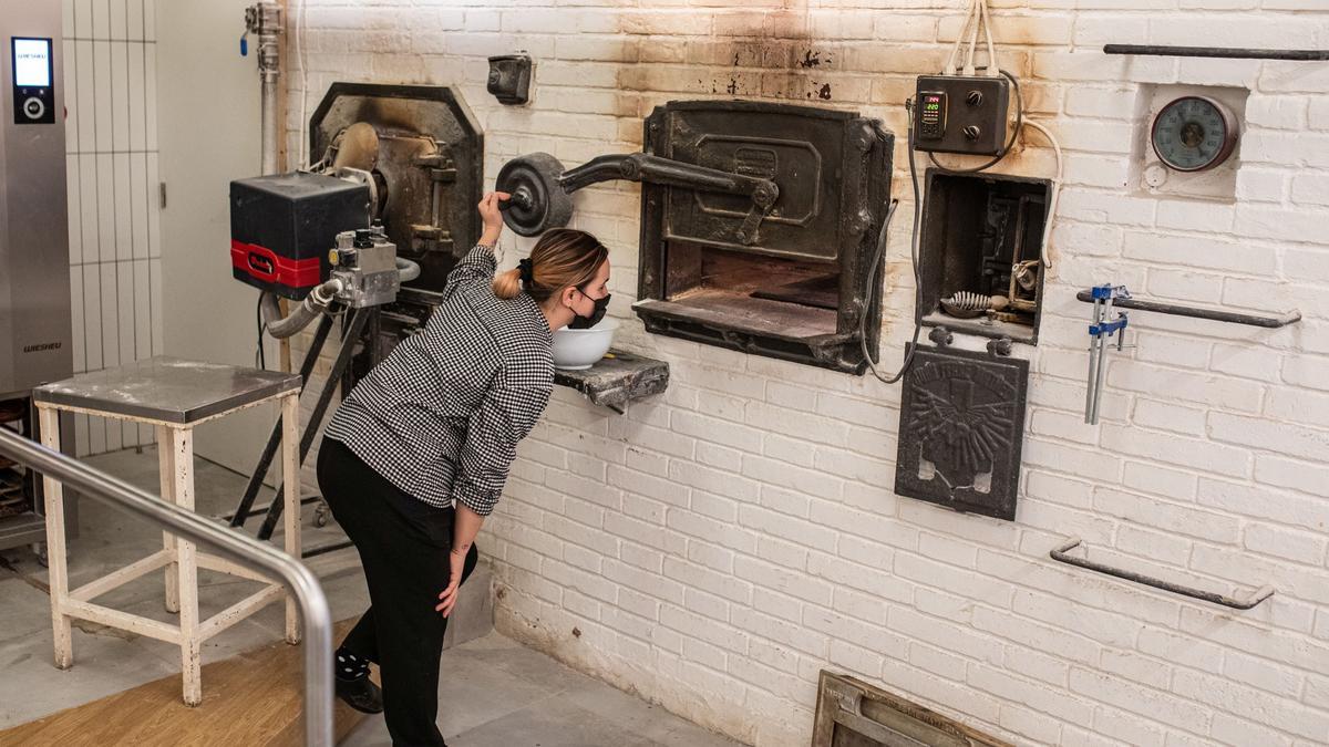 Un empleada muestra la histórica maquinaria de la pastelería Brunells, de 1852, resucitada en 2020.