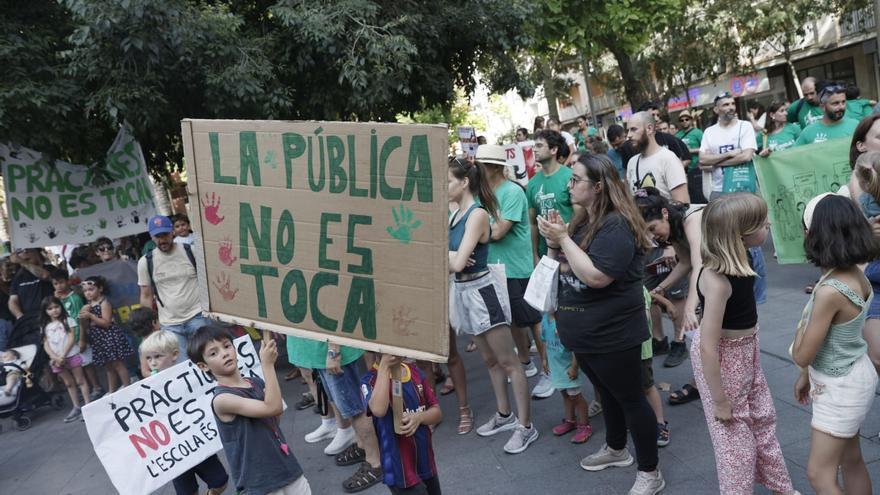 Familias de Palma protestan contra "los ataques a la escuela pública" del Govern