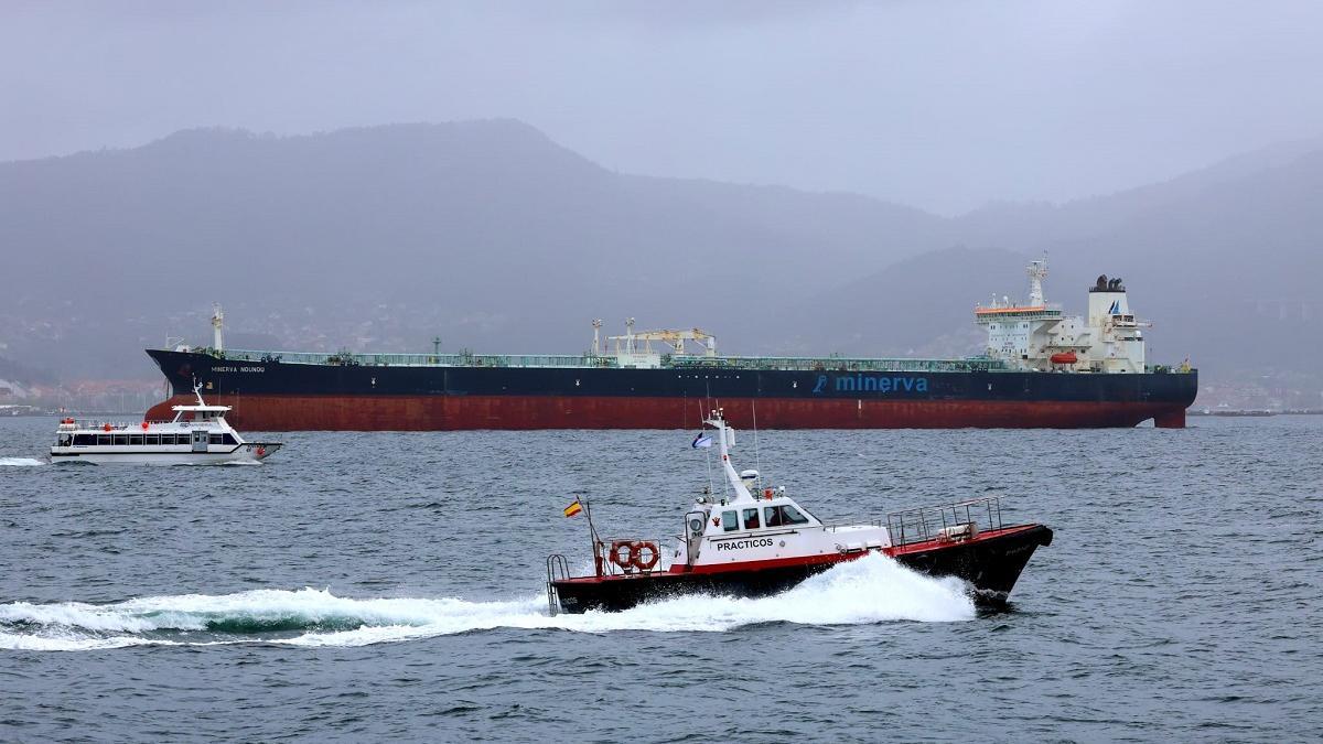 El 'Minerva Nounou', fondeado esta mañana en la ría de Vigo, antes de partir