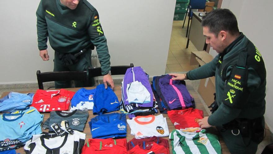 La Guardia Civil decomisa ropa de marca falsificada en el mercadillo de Moraña