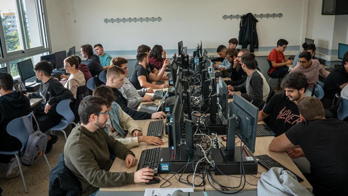 Aula abarrotada de alumnos varones en el Institut Tecnològic de Barcelona, este martes.