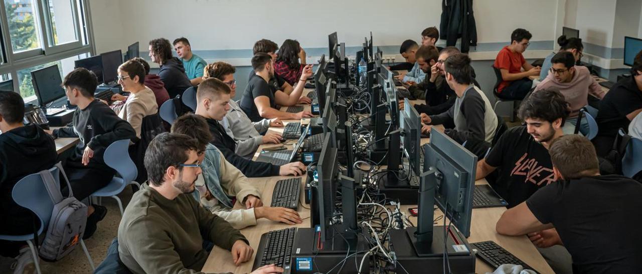 Aula abarrotada de alumnos varones en el Institut Tecnològic de Barcelona, este martes.