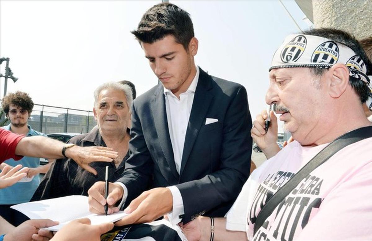 Morata firma autògrafs als aficionats del Juventus a Torí.