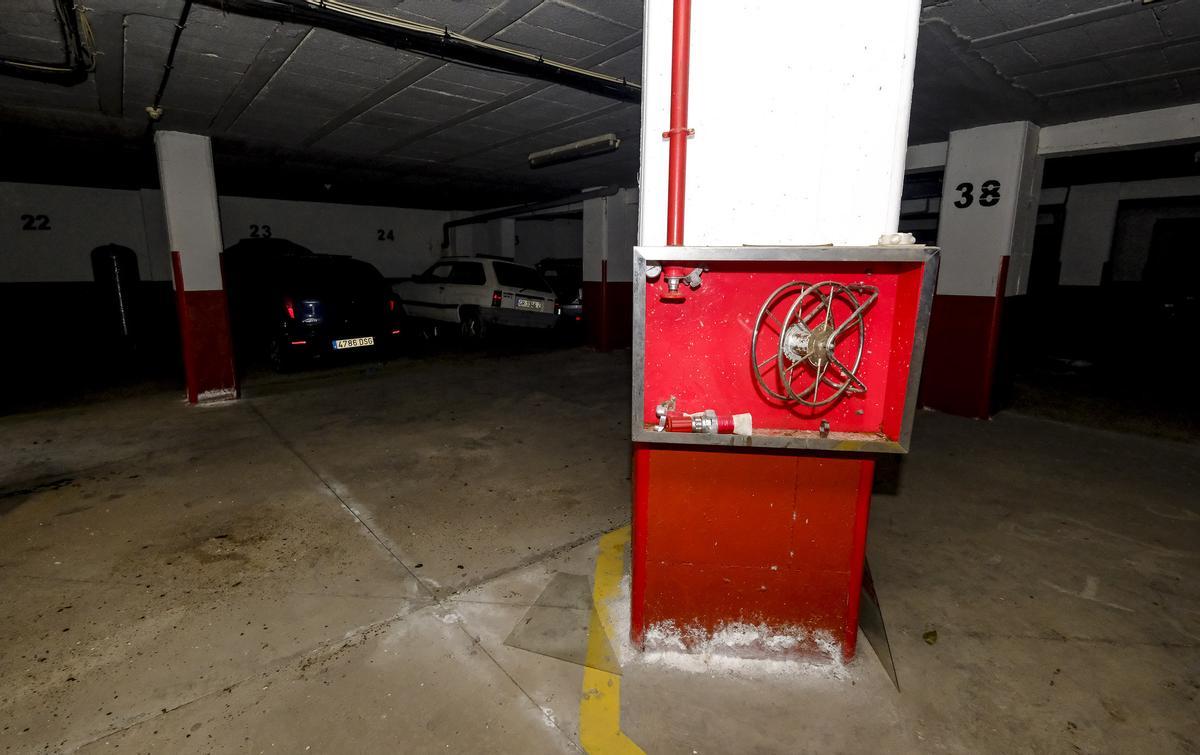 Estado de una de las cajas de extintores en el interior del garaje.