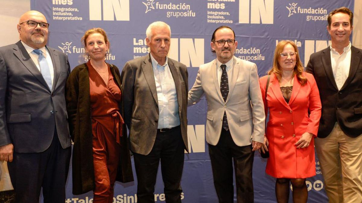 Das Team von Juaneda und der SIFU-Gruppe: Antonio Columbram, Personalchef; Marga Rubí, Einkaufs- und Qualitätsmanagerin, Juan Alguersuari, Präsident; Pedro Miró und Margarita San José Carbonell von der SIFU-Gruppe  sowie Key Account Manager Santiago Mascaró.  | FOTOS:. JUANEDA HOSPITALES