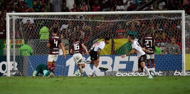 El jugador de Vasco da Gama, Marrony (C), celebra tras marcar contra el Flamengo durante su partido de fútbol del Campeonato Brasileño de 2019 en el estadio Maracaná de Río de Janeiro, Brasil.