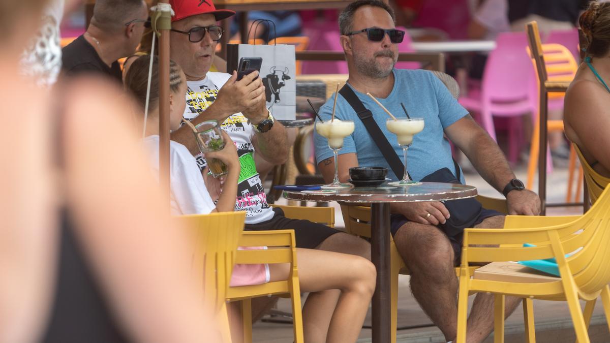 El calor llena las terrazas de Benidorm tomar algo fresco.