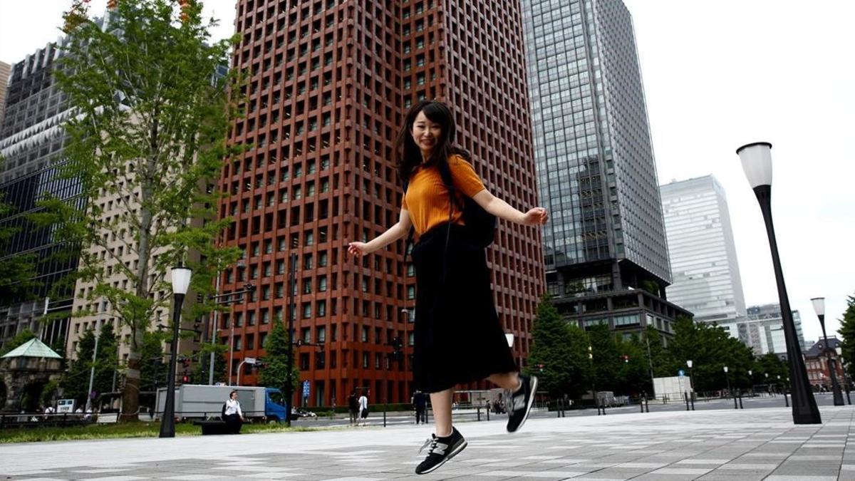 Yumi Ishikawa salta con sus zapatillas en Tokyo.