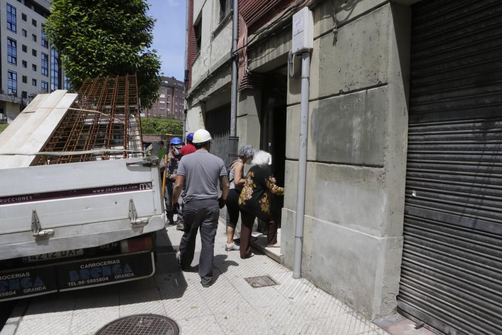 Vuelven vecinos desalojados en un barrio de Oviedo