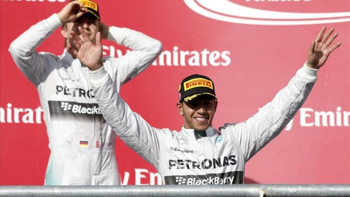 Lewis Hamilton saluda desde el podio del circuito de las Américas ante su compañero, Nico Rosberg, relegado a la segunda plaza.