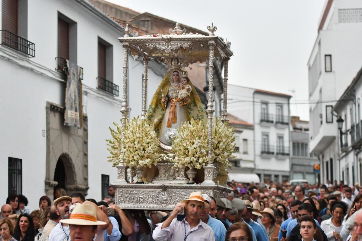 Los jarotes acompañan a la Virgen de Luna a su ermita