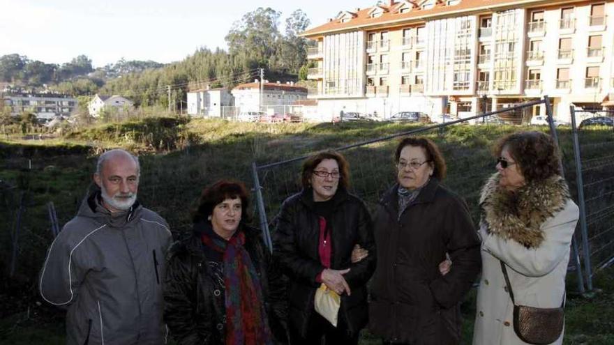 Portavoces de los afectados de As Garzas, ayer, ante la excavación abandonada. // José Lores