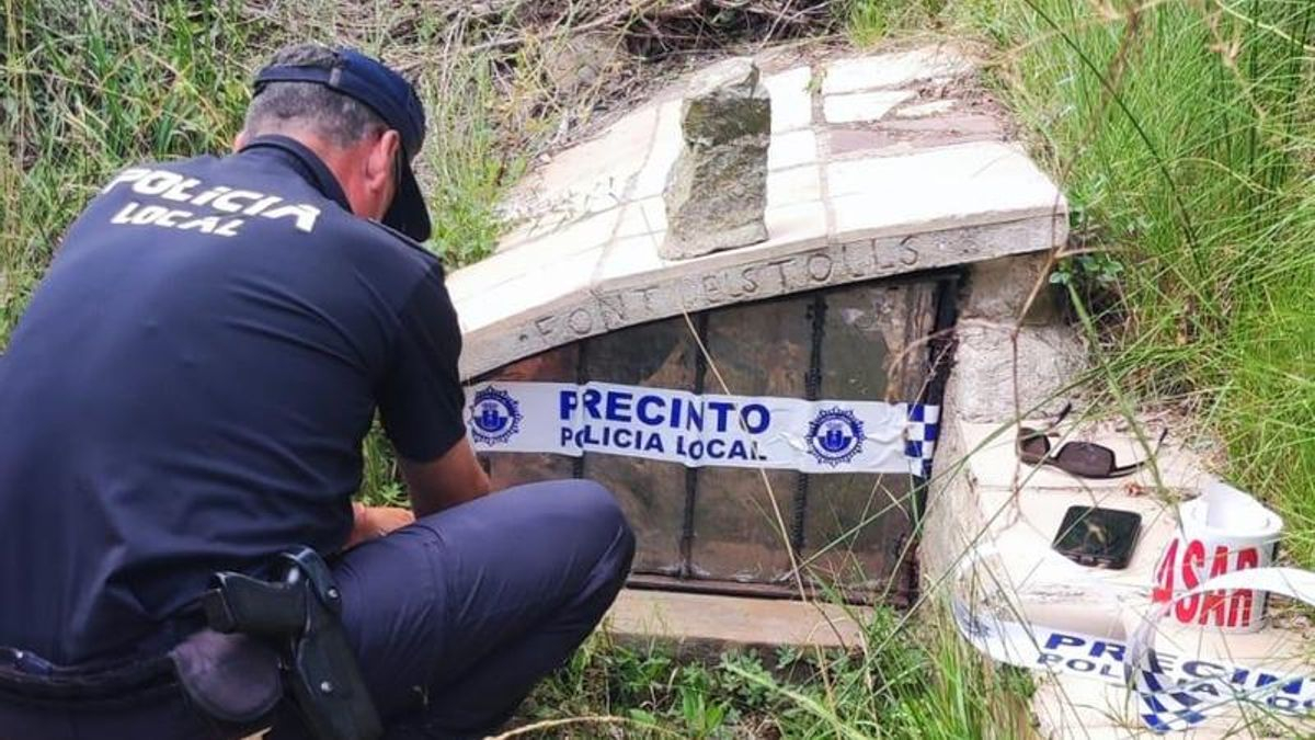 Un agente de la Policía Local procede al precinto de la fuente para evitar el consumo de esa agua, que podría estar contaminada.