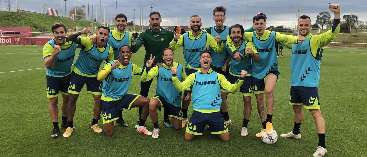 Curbelo, Araujo, Fabio, Valles, Jesé, Cendón, Kirian, Mujica, Díez, Athuman -fila inferior-, Javi y Álvaro Lemos, ayer, en la Escuela de Fútbol de Mareo.