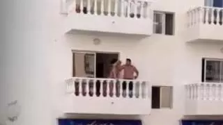 Agrede a su pareja, pide ayuda a la policía y luego intenta saltar desde el balcón en Tenerife