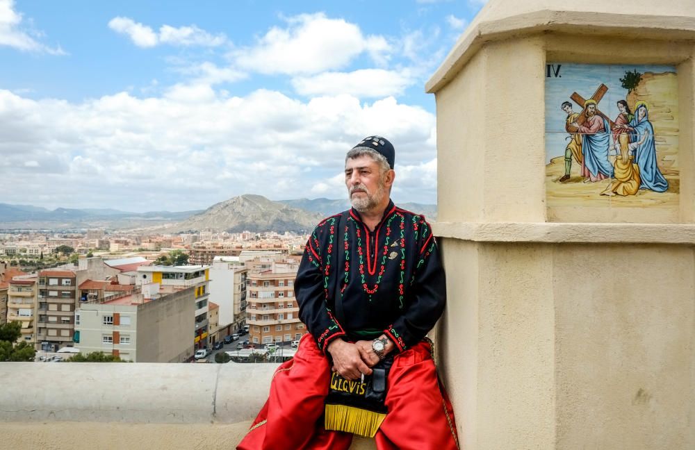 Las diez comparsas acompañan al santo en su tradicional bajada ante miles de vecinos que aguardan con emoción su paso