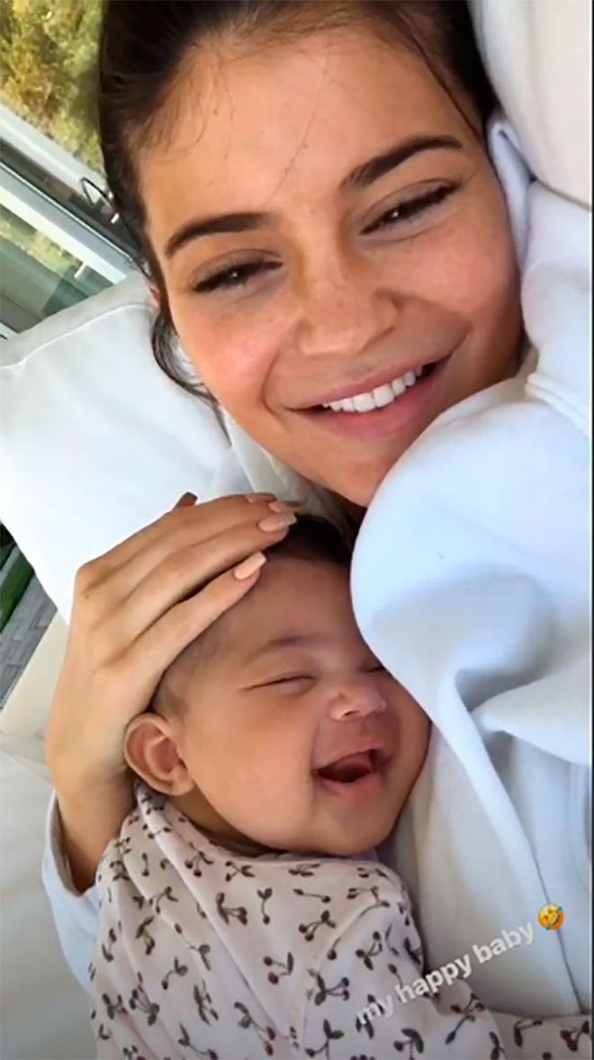 Kylie Jenner y Stormi, sonrientes en su posado más natural