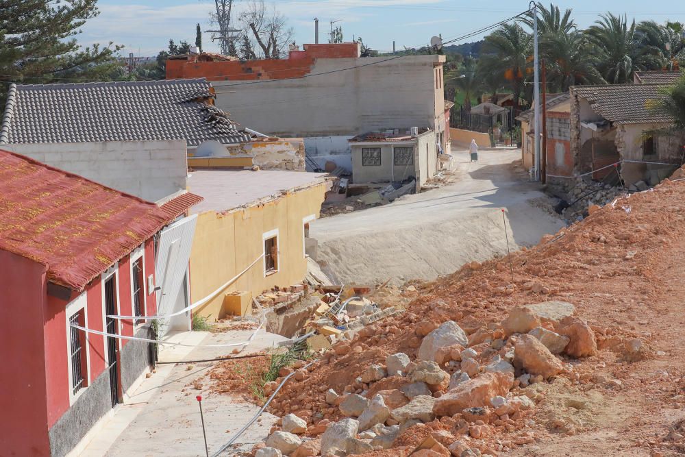 Obras de reparación de la CHS de la mota del río que cedió en Almoradí durante la DANA. Muchas de las zonas afectadas por el paso del agua siguen arrasadas