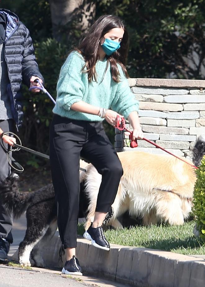 El look de Ana de Armas con jersey verde aguamarina, pantalón negro y zapatillas