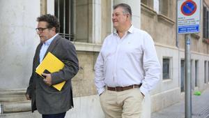 Juan Antonio Serra Ferrer, junto a su abogado, en los juzgados.
