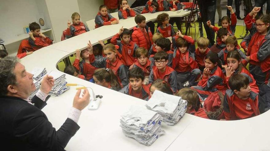 Lores recibió a los escolares en la sala de prensa del edificio consistorial. // Rafa Vázquez