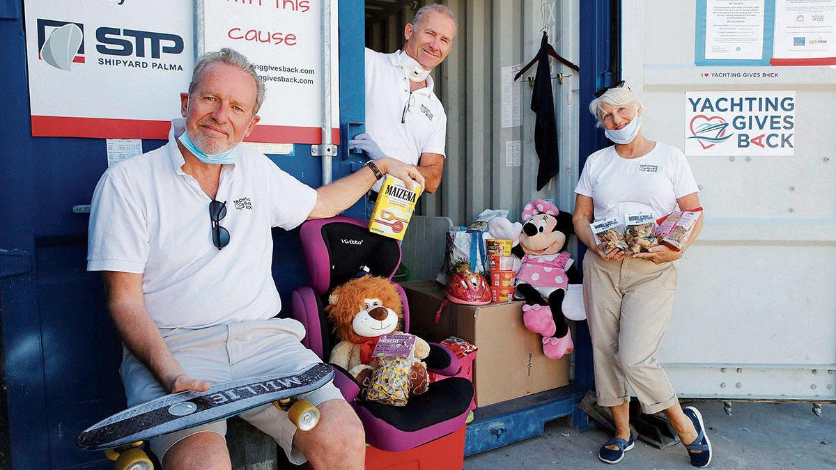 Nick Entwisle (li.), Jules Crierie und Dennis Moshofsky vor ihrem Container im Hafen von Palma. Derzeit werden vor allem Lebensmittel benötigt.