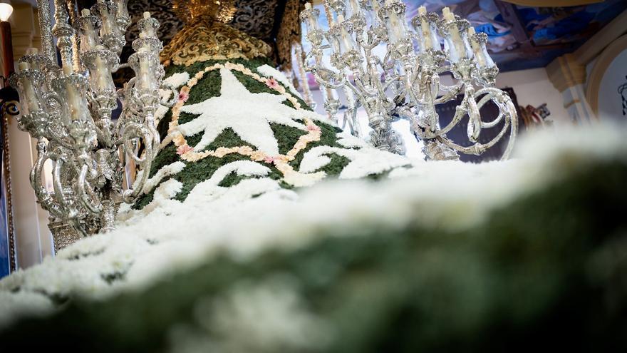 El manto floral de la Virgen de las Penas