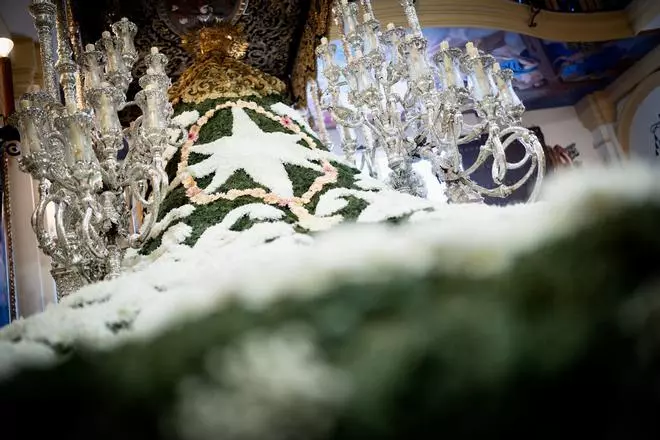 La Virgen de las Penas vuelve a lucir su manto floral