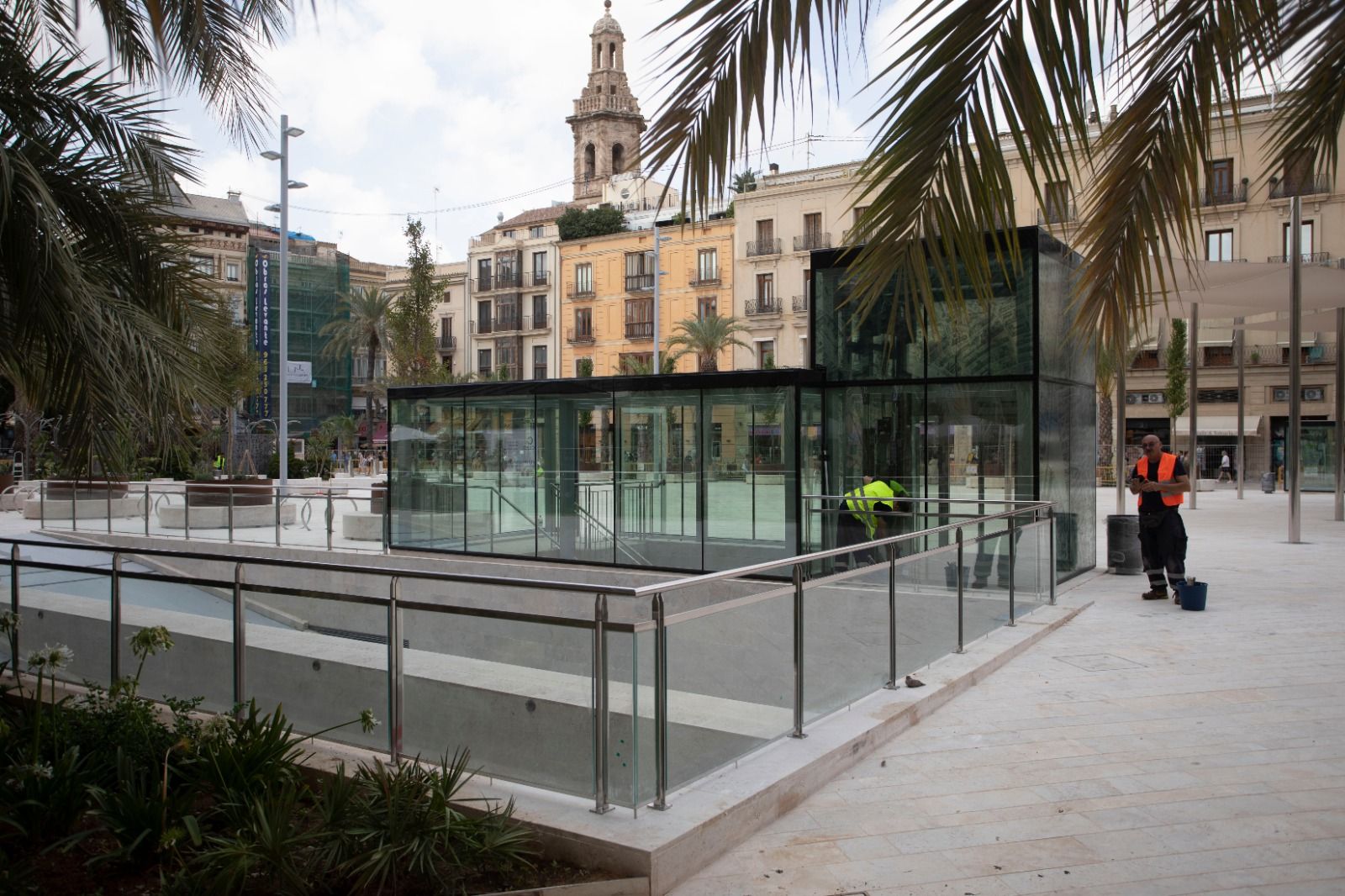 Retiran las lonas de las plaza de la Reina a la espera de su apertura