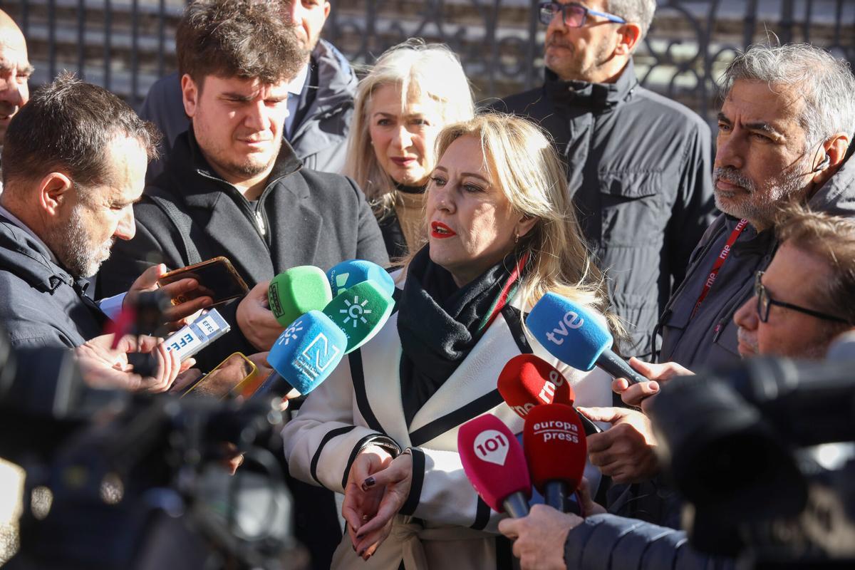 La consejera de Economía de la Junta de Andalucía, Carolina España, y la consejera de Cultura y Deporte, Patricia del Pozo, han visitado esta mañana las obras de la cubierta de la Catedral de Málaga, junto al obispo de Málaga, Monseñor José Antonio Satué.