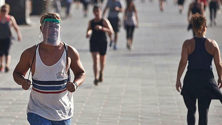 Un esportista amb una pantalla protectora ahir al matí al Passeig Marítim de Barcelona