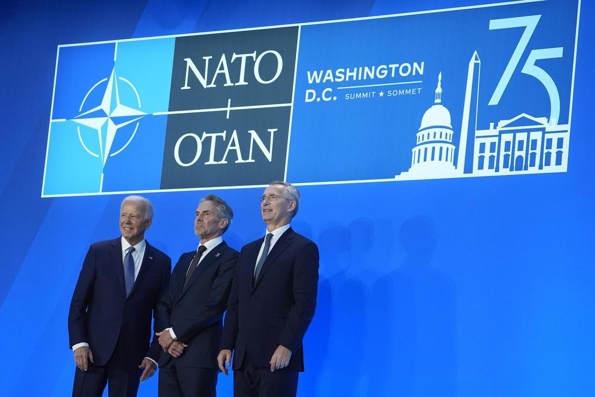 El presidente Joe Biden y el secretario general de la OTAN, Jens Stoltenberg (derecha), dan la bienvenida al primer ministro holandés, Dick Schoof, a la Cumbre de la OTAN, el miércoles 10 de julio de 2024, en Washington.