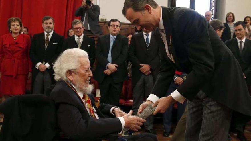 El Rey entrega el premio Cervantes a Fernando del Paso, ayer, en Alcalá. // Javier Lizón