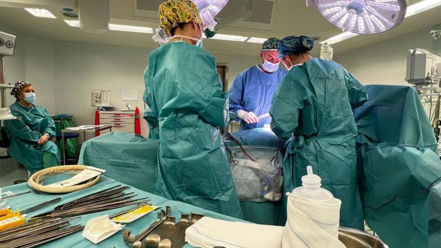 Los quirófanos de Ourense estrenan lámparas que reducen la fatiga visual de los cirujanos