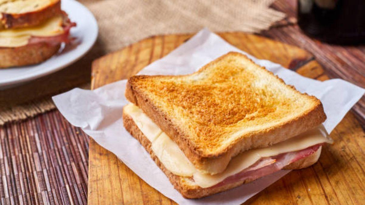 El motivo por el que nunca deberías cenar un sándwich mixto