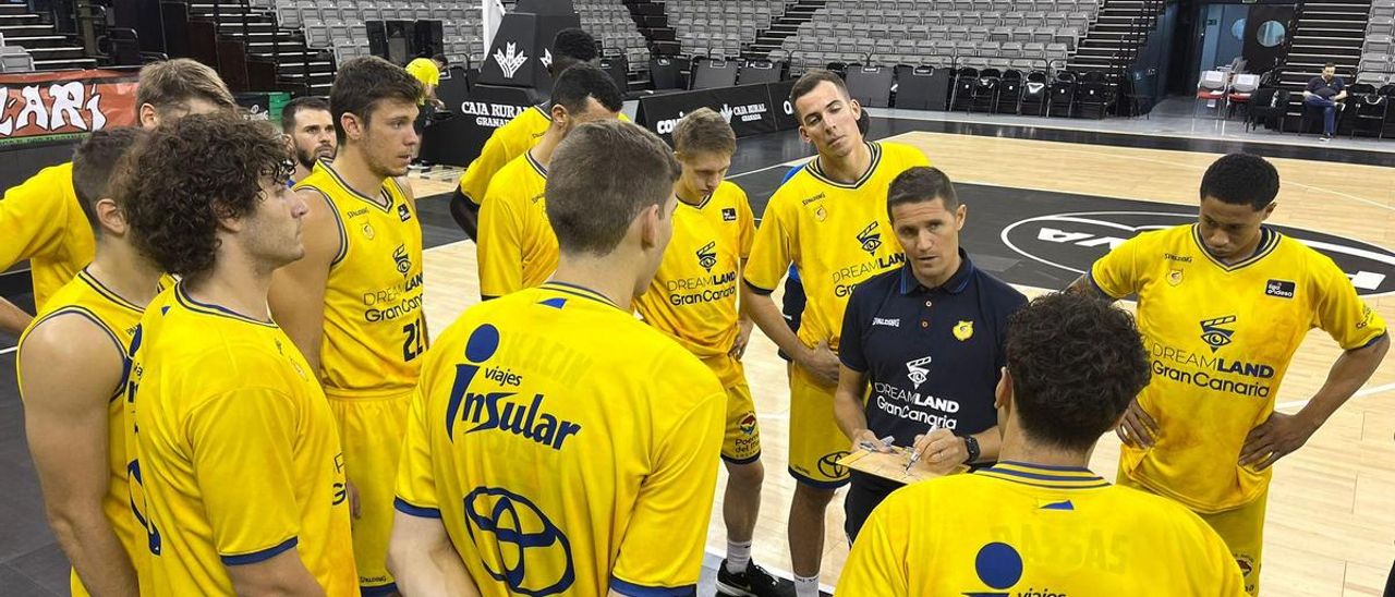 Jaka Lakovic da instrucciones a sus hombres durante un partido de pretemporada