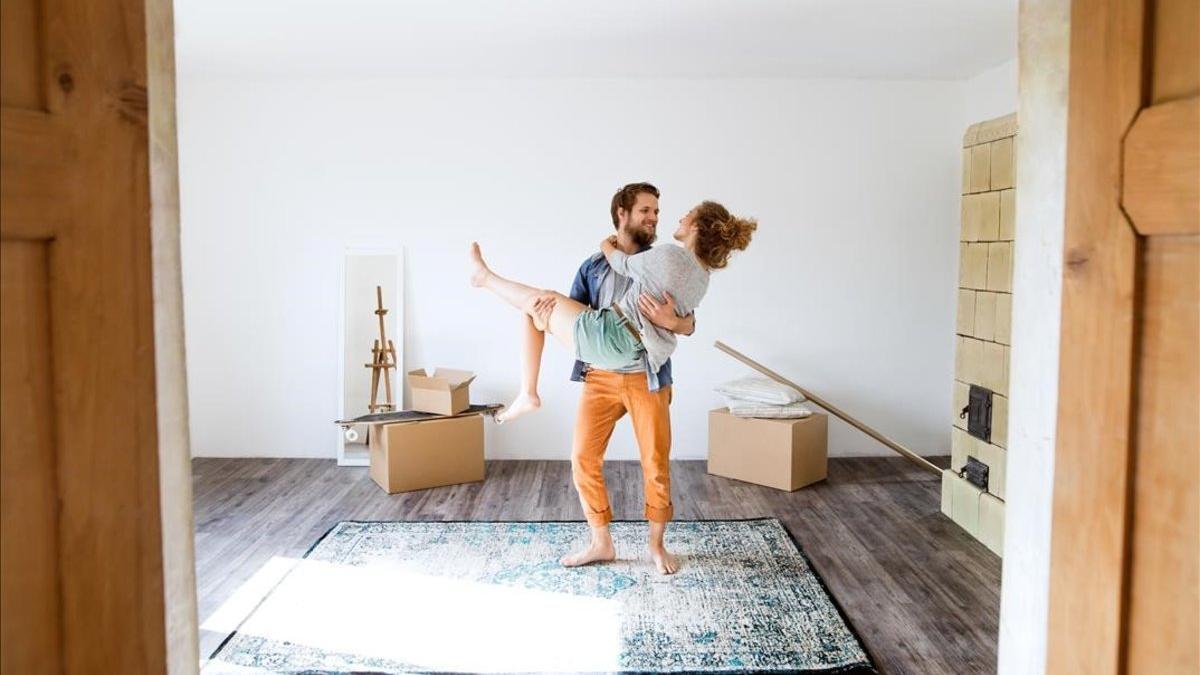 Una pareja en su nueva casa