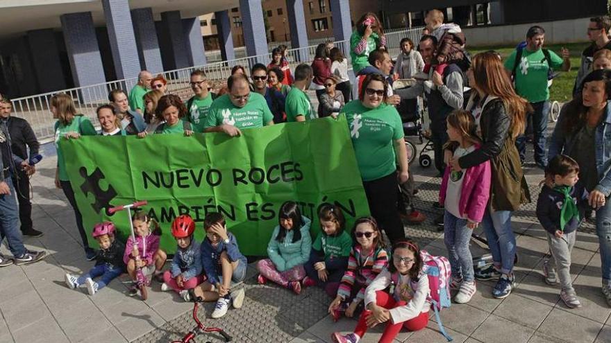 Un nutrido grupo de vecinos de Nuevo Roces participantes en la marcha reivindicativa hasta Contrueces.