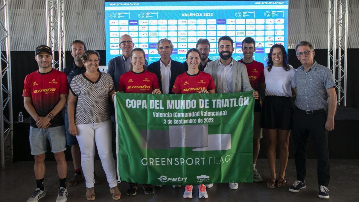 Presentación de la Copa del Mundo de triatlón de València con la bandera GreenSport Flag, un compromiso con la sostenibilidad. | M. A. MONTESINOS